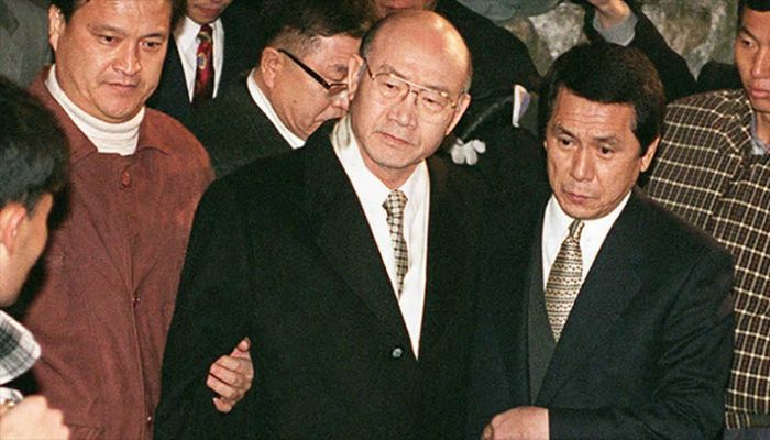 Former South Korean President Chun Doo-Hwan (C) arrested by prosecution authorities at a relative's house in Hapchon, Korea on December 3, 1995. || AFP File Photo: Collected     