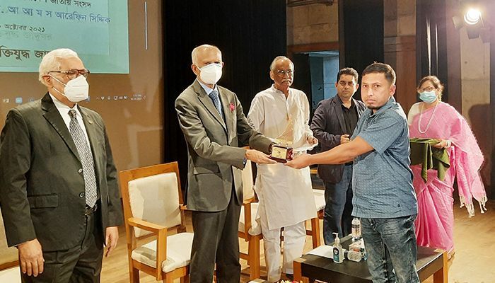 Shampratik Deshkal Journalist Mamun Chowdhury Receives 'Bazlur Rahman Memorial Award-2020'