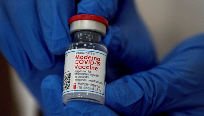 An employee shows the Moderna Covid-19 vaccine at Northwell Health's Long Island Jewish Valley Stream hospital in New York, US, December 21, 2020. || Reuters Photo: Collected 