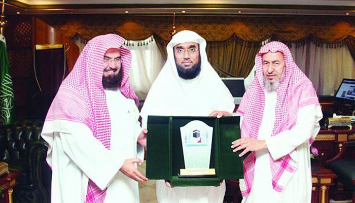 Saudi Authority Shows Rare Honor to 'Bangladeshi' Chief Calligrapher of Holy Kaaba Kiswa