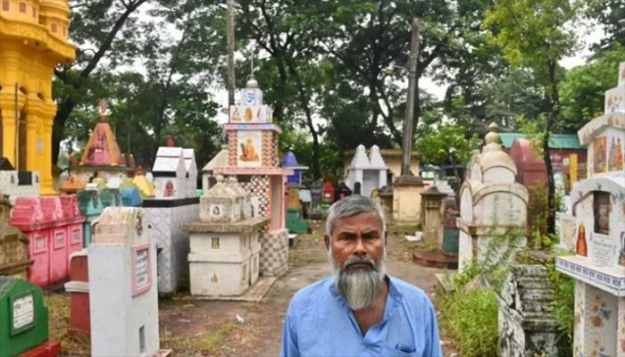 Muslim Mason Sculpts Shrines for Bangladesh's Hindu Dead   