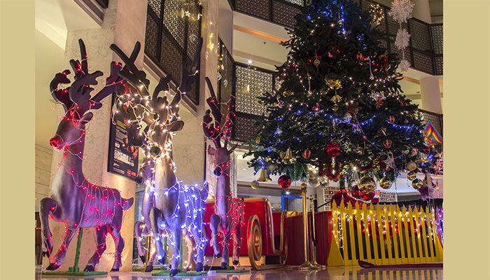 Illuminated Christmas Tree, Santa Sleigh Reindeer and a fascinating Gingerbread House of Delights || Photo: Radisson Blu Dhaka Water Garden