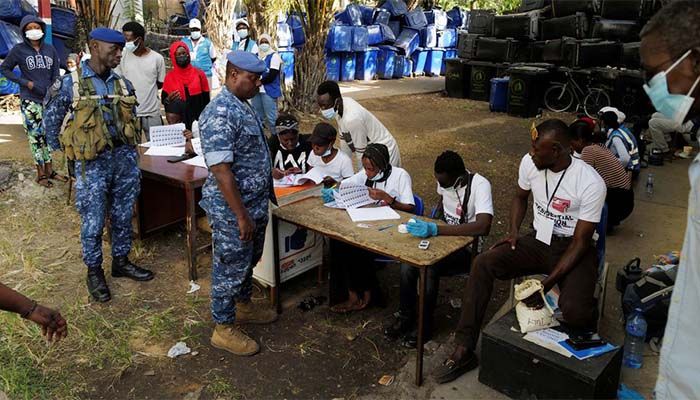 Security forces members queue at a polling station to vote during the presidential election, in Banjul, Gambia, December 4, 2021 || Photo: REUTERS