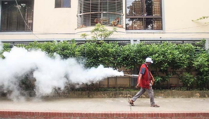 A worker of Dhaka North City Corporation (DNCC) is seen working with fogging machines to smoke out midges especially mosquitoes as Dengue outbreak has intensified in the capital || Photo: Collected 