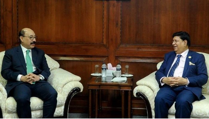 ﻿Foreign Minister Dr AK Abdul Momen with Indian foreign secretary Harsh Vardhan Shringla