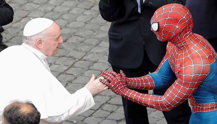 Pope Francis greets a person dressed as Spider-Man after the general audience at the Vatican, June 23. || Photo: REUTERS
