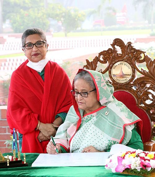 Sheikh Hasina signed the visitor book. Bangabandhu's youngest daughter Sheikh Rehana was present at the time || Photo: BSS