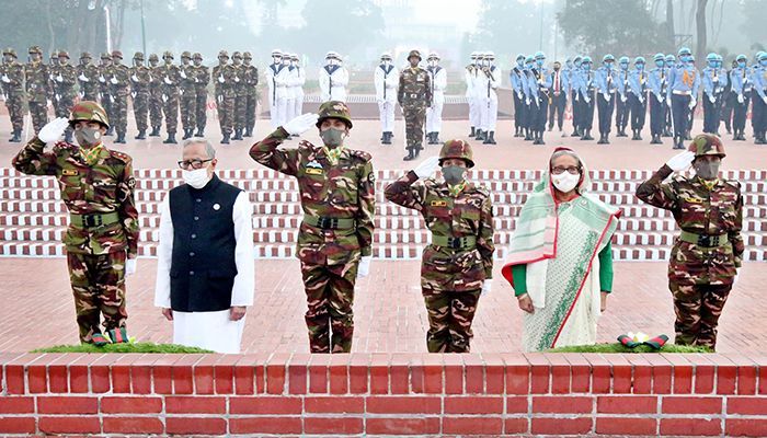 At 6:30 this morning, the first President. Abdul Hamid and later Prime Minister Sheikh Hasina paid their respects || Photo: BSS