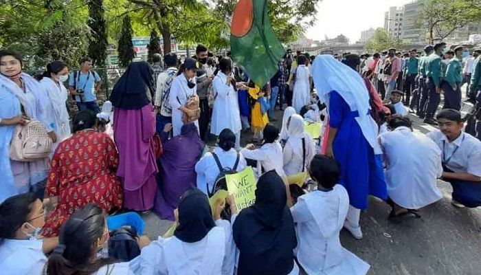  Students Block Rampura Bridge with 11-Point Demands