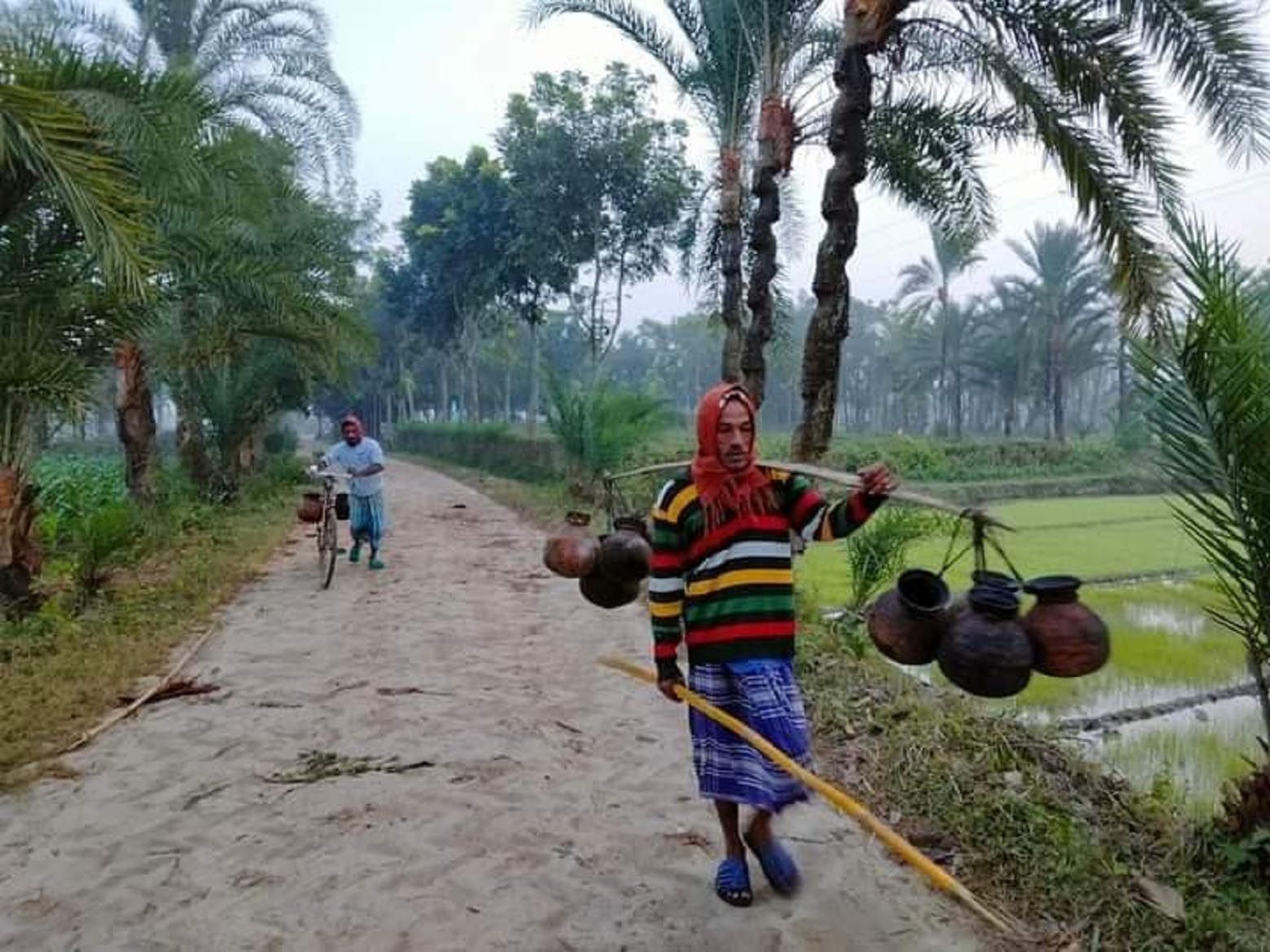 The tree is returning home with date juice. The picture was taken from Singia village in Kotchandpur upazila of Jhenaidah.