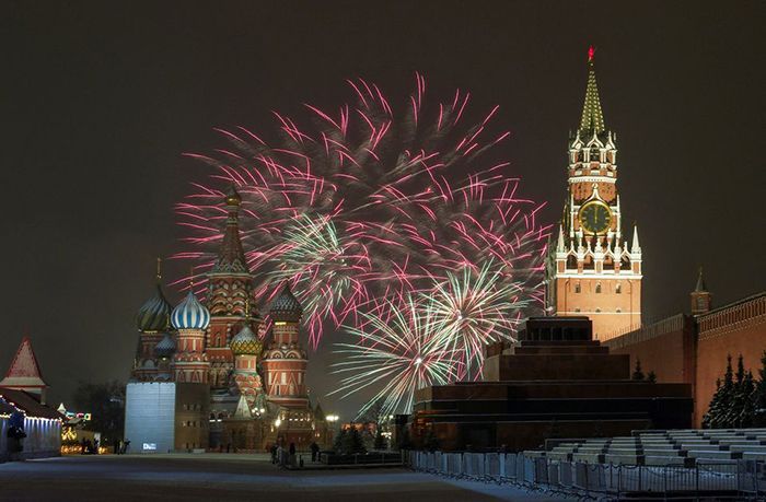 Fireworks display welcoming the new year at St. Basil's Cathedral in the Russian capital, Moscow ||  Photo: Reuters