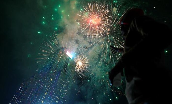 Fireworks flash over the UAP Old Mutual Tower in Nairobi, Kenya || Photo: Reuters