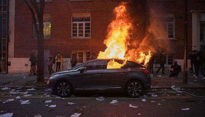 French Car-Burning Returns for New Years' Eve
