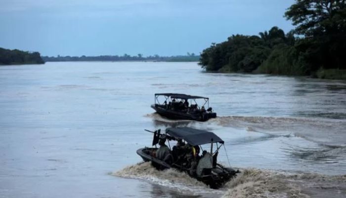 Colombian soldiers patrol by boat on the Arauca River, at the border between Colombia and Venezuela, as seen from Arauquita, Colombia March 28, 2021. || Reuters Photo: Collected  