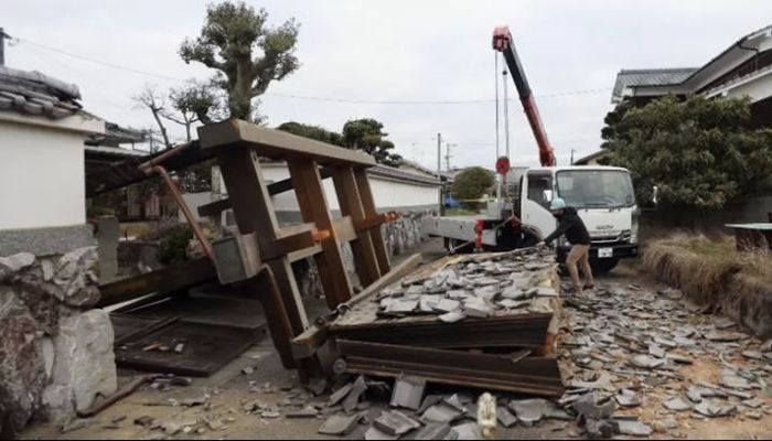 Southern Japan Earthquake Injures 13, No Tsunami Warning   