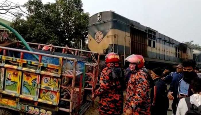 3 Killed As Train Hits Human Hauler in C'nawabganj   