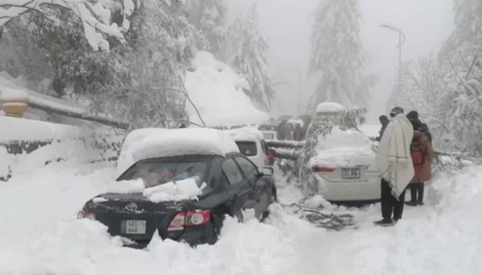 At Least 16 Stranded Snow-Tourists Die at Pakistan Hill Station   