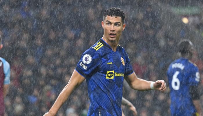 Cristiano Ronaldo looks on through the driving rain at Turf Moor. || Photo: AFP