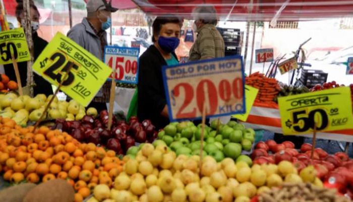 Customers walk past a fruit stall at a street market, in Mexico City, Mexico on December 17, 2021 || Reuters Photo: Collected 