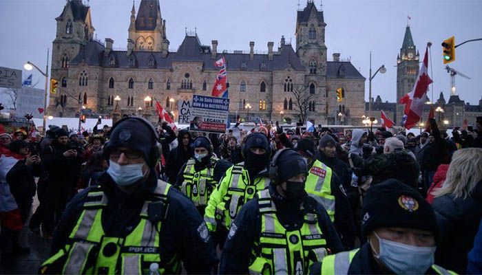 Trudeau Vows to Freeze Anti-Mandate Protesters' Bank Accounts