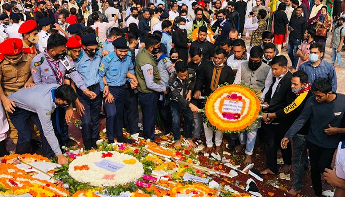 People pays tributes to the Language Movement martyrs by placing wreaths at the alter of the Central Shaheed Minar in Dhaka on February 21, 2022 || Photo: Collected 