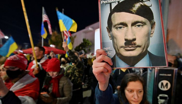 Demonstrators protest Russia's invasion of Ukraine in the Studio City neighbourhood of Los Angeles, California on February 24, 2022 || AFP Photo: Collected  