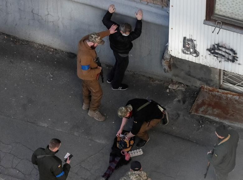 Members of the Ukrainian Territorial Defense Force conducted a search during a curfew in Kyiv || Photo: Reuters