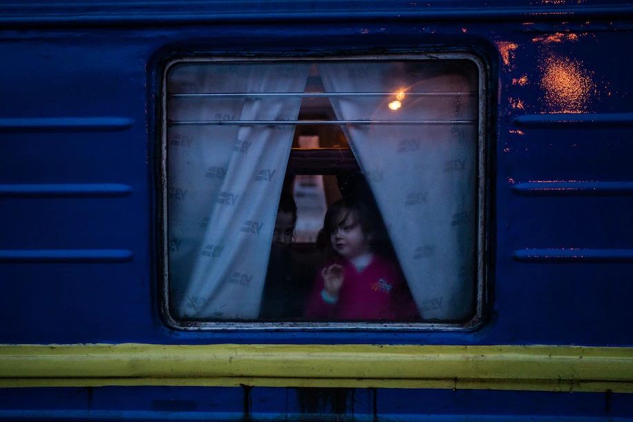 Children look outside a train window at the station in Odessa || Photo: Salwan Georges/The Washington Post