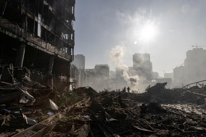 Firefighters are working after a bomb blast at a shopping center in Kyiv || Photo: Reuters