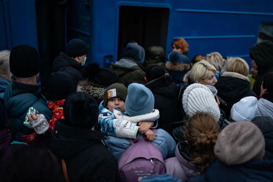 A child is carried at the train station in Odessa || Photo: Salwan Georges/The Washington Post