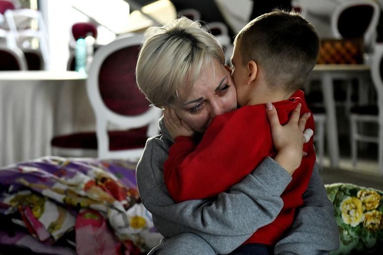 A sad mother with her boy || Photo: Reuters