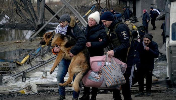 A family is fleeing the city of Irpin in Ukraine || Photo: Reuters