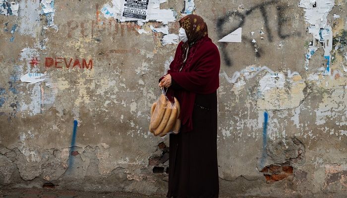 A resident bought some bread at the Istanbul Municipality’s subsidised bread shop in Sultangazi || Photo: AFP