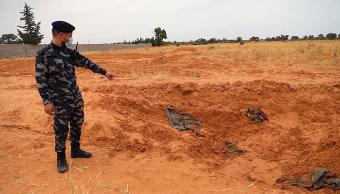 A member of security forces loyal to Libya's internationally recognized government points to a mass grave, according to Libya's Internationally recognized government officials, in Tarhouna city, Libya, June 11, 2020 || Photo: VOA