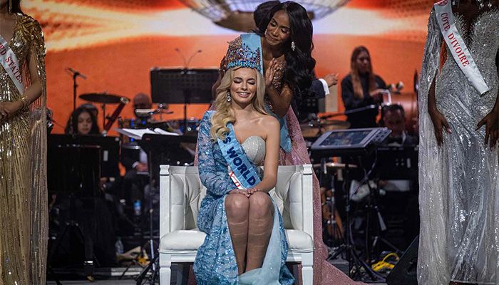 Miss World 2019 Toni-Ann Singh (2nd R) crowns Miss Poland Karolina Bielawska (C) after winning the 70th Miss World beauty pageant at the Coca-Cola Music Hall in San Juan, Puerto Rico on 16 March 2022|| Photo: AFP