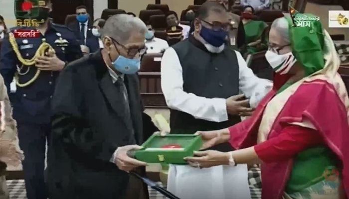 PM Hands Over Independence Award-2022