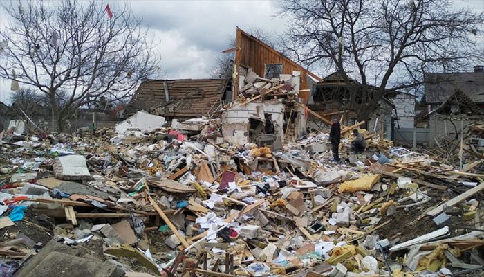 People are seen amidst the debris of a house destroyed by shelling during Ukraine-Russia conflict in the village of Marhalivka in the Kyiv region, Ukraine March 6, 2022 || Photo: Reuters 