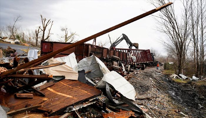 The scene of a train derailment is pictured after a devastating outbreak of tornadoes ripped through several US states in Earlington, Kentucky, US December 11, 2021. || Photo: Reuters 
