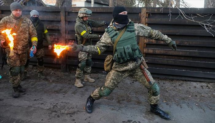 A member of the Ukrainian Territorial Defence Forces trains to throw Molotov cocktails to defend the city in Kyiv, Ukraine March 10 || Reuters Photo: Collected  