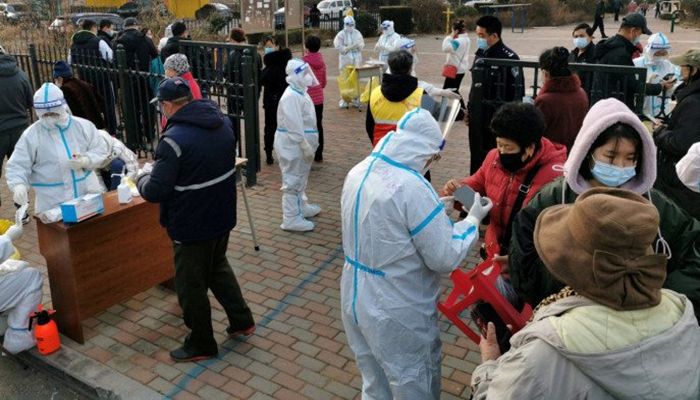 Residents line up at a nucleic acid testing site during a mass testing for the coronavirus disease (COVID-19), at a residential compound in Dalian, Liaoning province, China March 16, 2022. || Photo: REUTERS