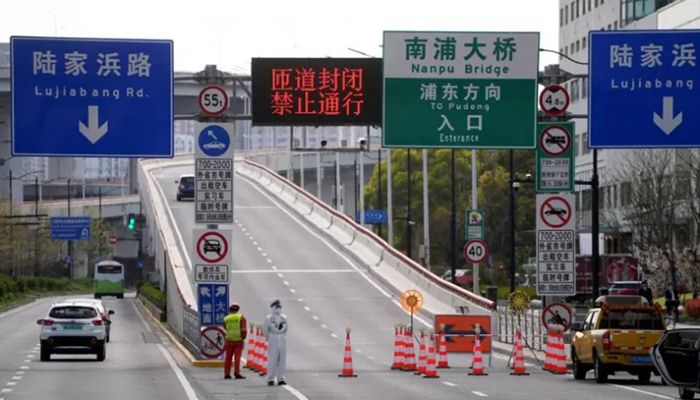 Shanghai Tightens Covid Lockdown on Second Day of Curbs    