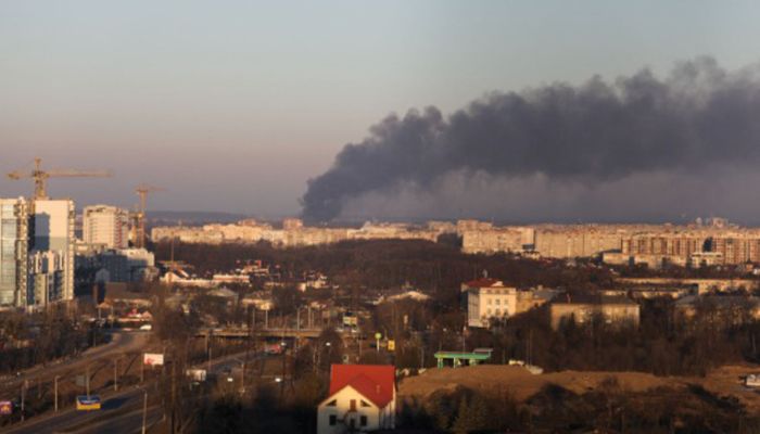 Smoke rises above buildings near Lviv airport, as Russia's invasion of Ukraine continues, in Lviv, Ukraine, 18 March 2022. || Photo: REUTERS
