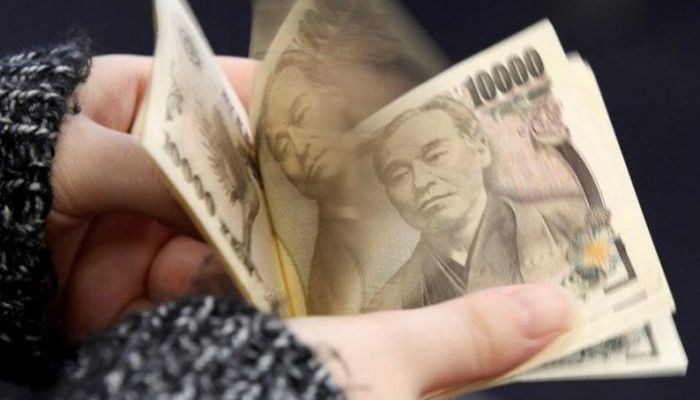 Japanese Yen Tumbles as BOJ Intervenes to Keep Bond Yields Pinned Down     