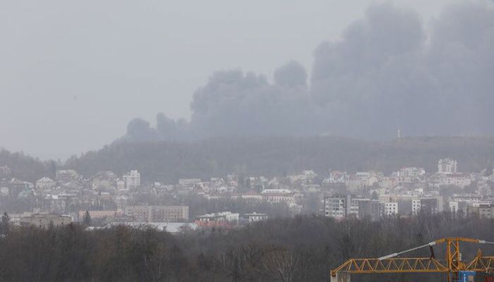 Smoke rises after an airstrike, as Russia's attack on Ukraine continues, in Lviv, Ukraine March 26, 2022. || Photo: REUTERS  