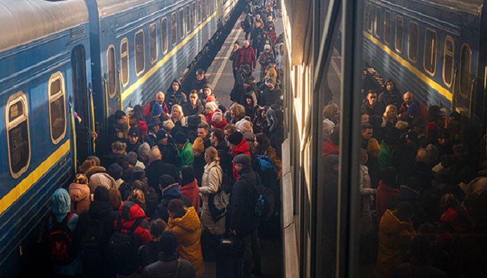 People board an evacuation train at Kyiv central train station on February 28, 2022 || Photo: Dimitar DILKOFF / AFP