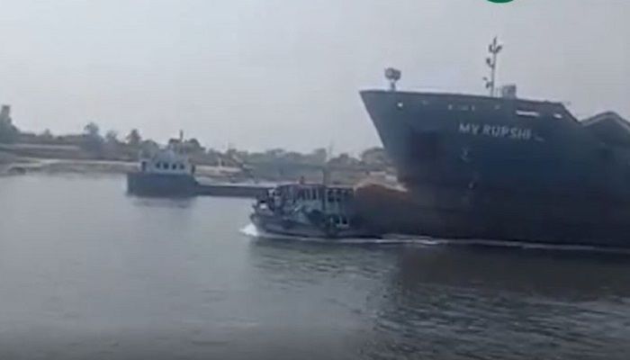 A screenshot of a video showing the Munshiganj-bound launch ML Afsar Uddin being hit by cargo vessel MV Rupshi-9 on Sunday, March 20, 2022 || Image: Collected 