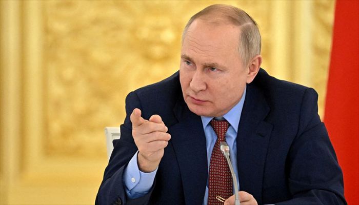 Putin Signs Law Introducing Jail Terms for 'Fake News' on Army  