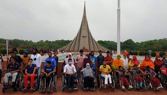 Alongside people from all walks of life, a group of people with physical disabilities, sitting on wheelchairs, came to pay homage to the martyrs by placing wreaths at the National Mausoleum around 7am on Saturday (March 26).