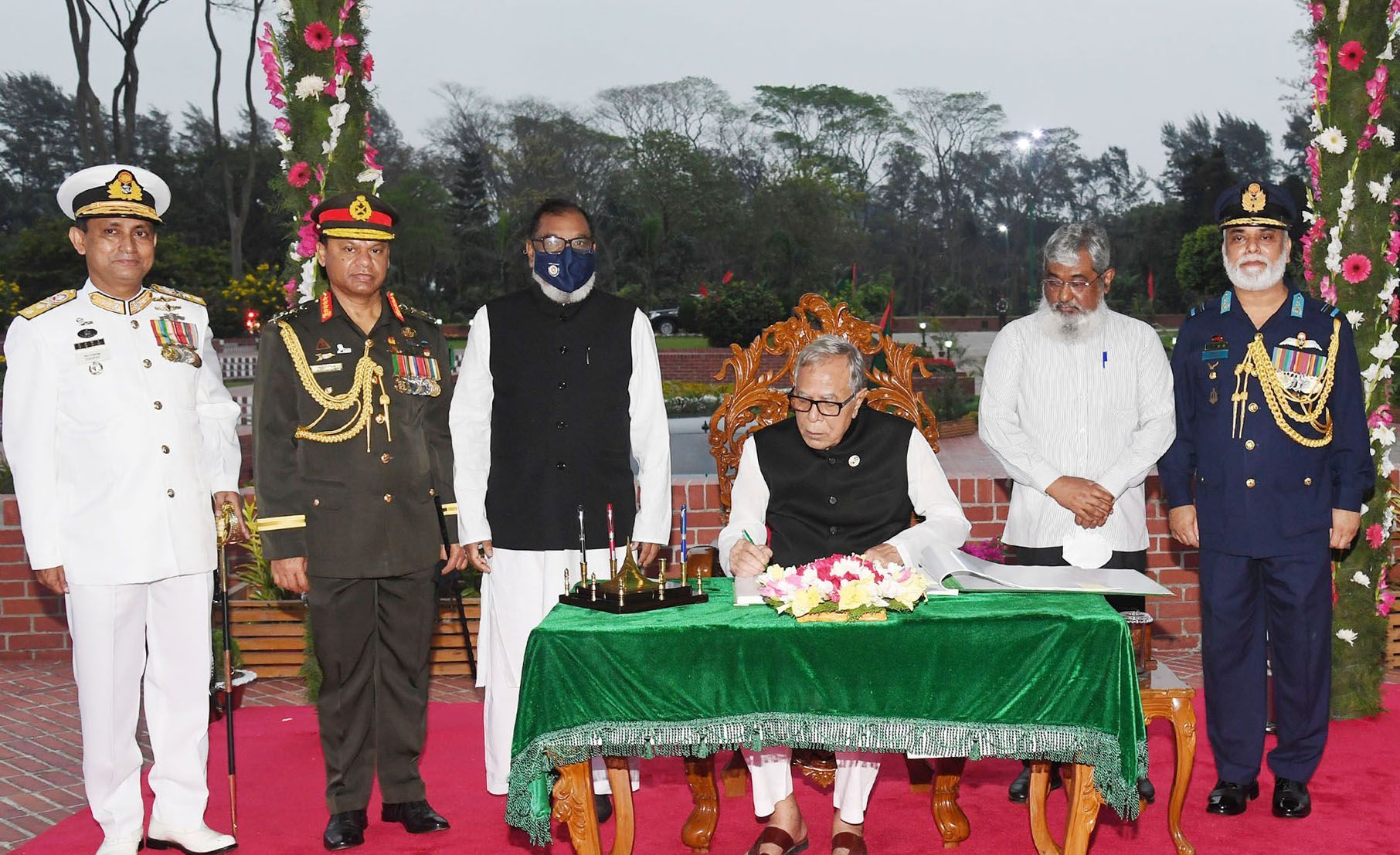 The head of the state also signed the visitors’ book kept on the memorial premises.
