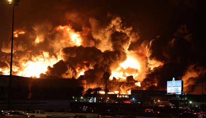 A view of a fire at Saudi Aramco's petroleum storage facility, after an attack, in Jeddah, Saudi Arabia March 25, 2022. || Photo: REUTERS